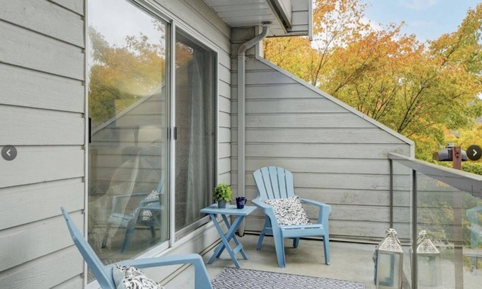 Sidney Condo | Ocean view one bedroom condo with indoor pool