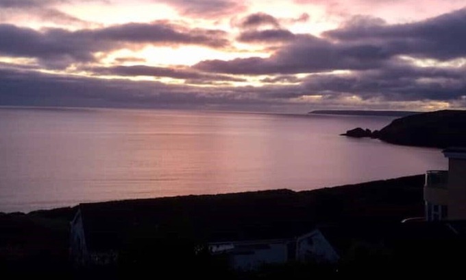 Praa Sands Apartment | ocean view vegan retreat, private annex