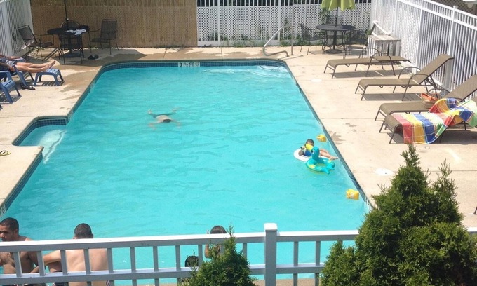 Hampton Apartment | Ocean view with a shared pool.apt6