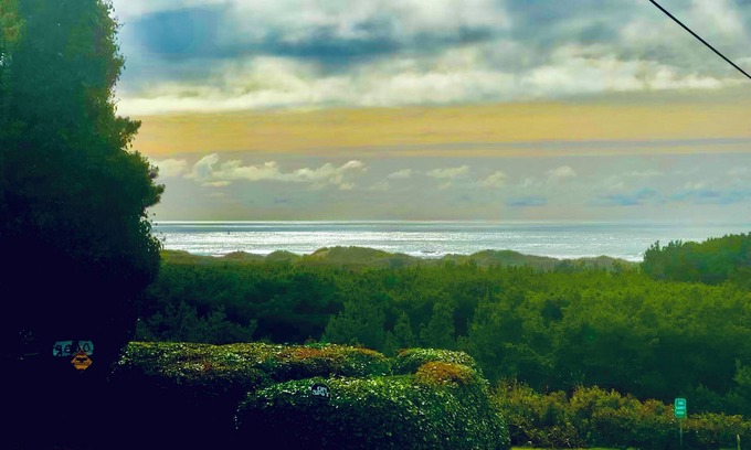Florence House | Ocean Views, Sounds & Sunsets, 0.3 walk to Beach - 6beds, sleeps 9, dog friendly