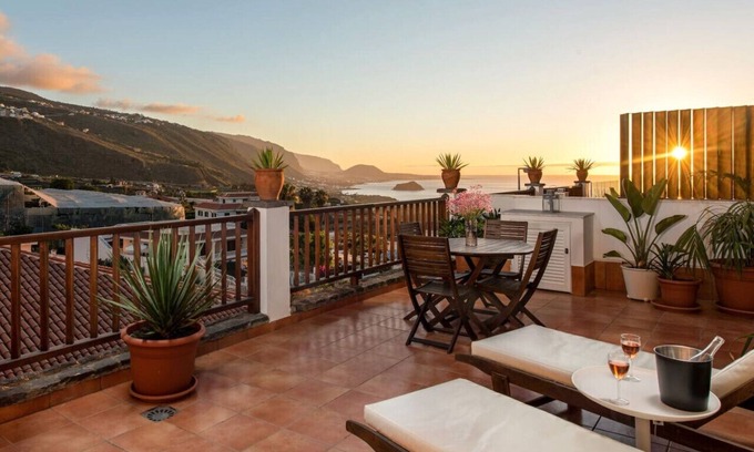 La Mancha Apartment | Ocean/volcano views, terrace, wifi, concierge [B]
