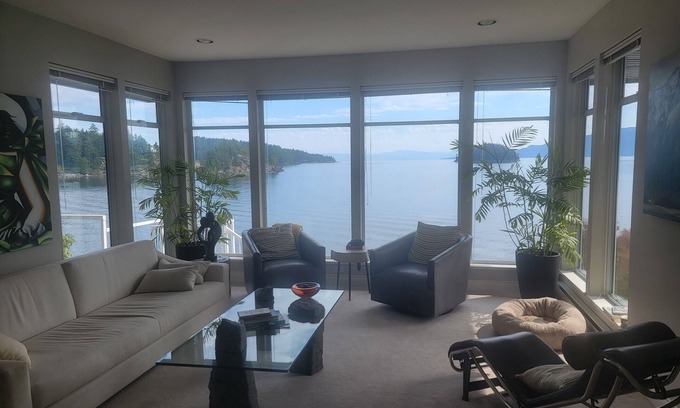 Garden Bay House | Ocean Waterfront Winter Escape