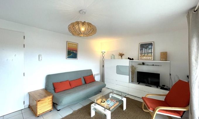 Vieux-Boucau-les-Bains Apartment | Oceanfront T3 Apartment with Terrace & Parking at Vieux-Boucau - Sleeps 4