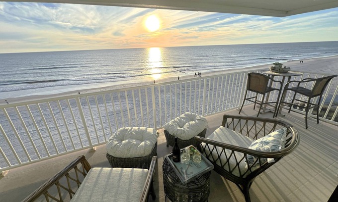 Madeira Beach Villa | OCEANFRONT 5⭐3BR/2BA/6BED Heated Pool 180 View Patio Beach Gear