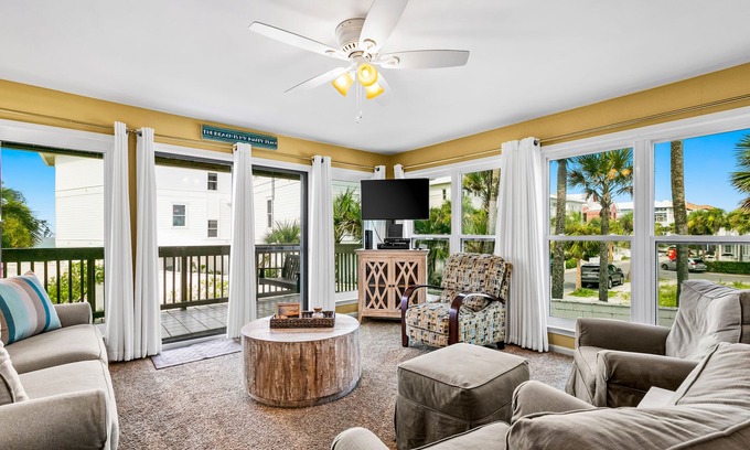 Sunnyside Condo | Oceanfront condo with outdoor pool, ocean view, high-speed WiFi & washer/dryer