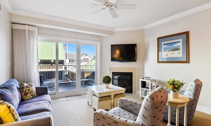 Sussex County Condo | Oceanfront Condo w/Pool & Fireplace