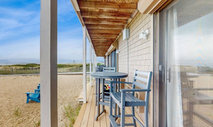 North Truro Apartment | Oceanfront escape at Sandbars with stunning view, AC & alfresco dining - dogs OK