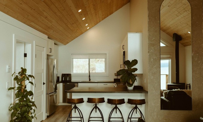 Powell River House | Oceanfront Getaway: Storms, Sauna (add on), Fireplace & Hot Tub (Pet Friendly)