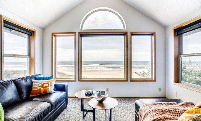 Yachats House | Oceanfront Home on Miles of Sandy Beach! Hot Tub/Game Room! Near Yachats!