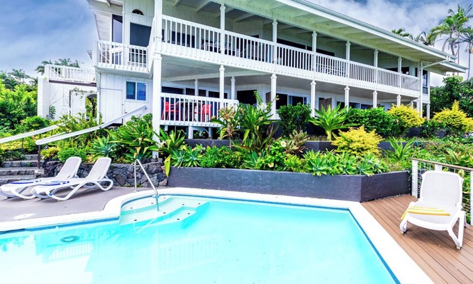 Hilo House | Oceanfront in Hilo Hale Kai Suites Bamboo Room - King Bed, Private Bathroom