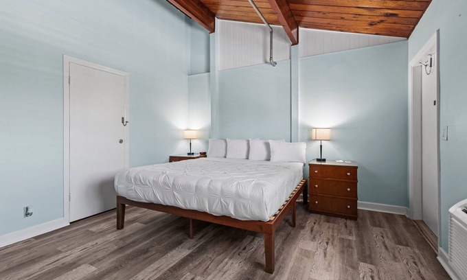 Fort Pierce Hotel | Oceanfront Inn, Standard Room, King Bed, Inlet View, #15