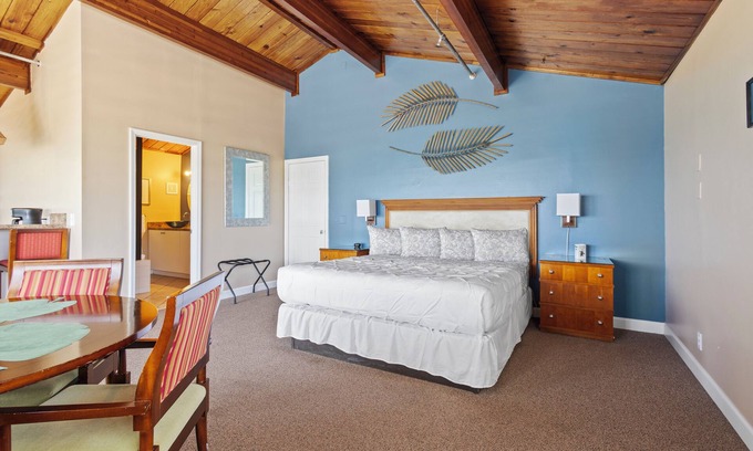 Fort Pierce Hotel | Oceanfront Inn Suite, Ocean and Inlet Views, King Bed, #12