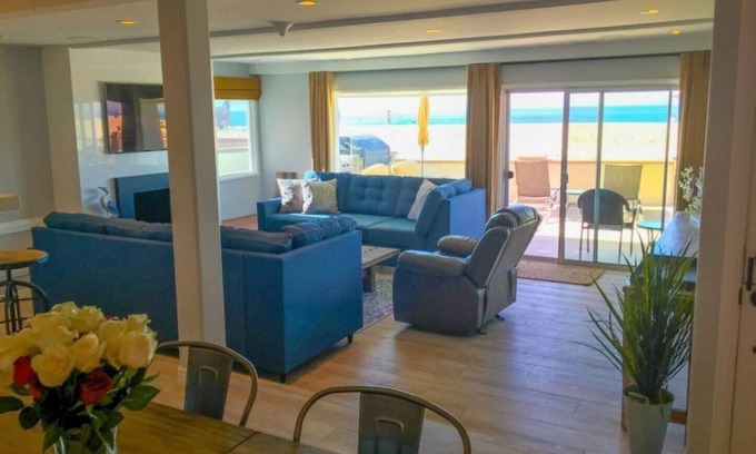West Newport Condo | Oceanfront Luxury Upgraded 3 bdr/2 bth, a/c, fireplace & patio w/bbq,