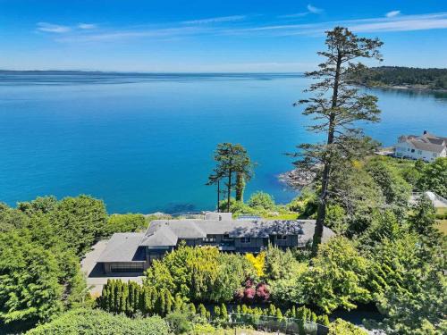 Gordon Head House | Oceanfront Oasis