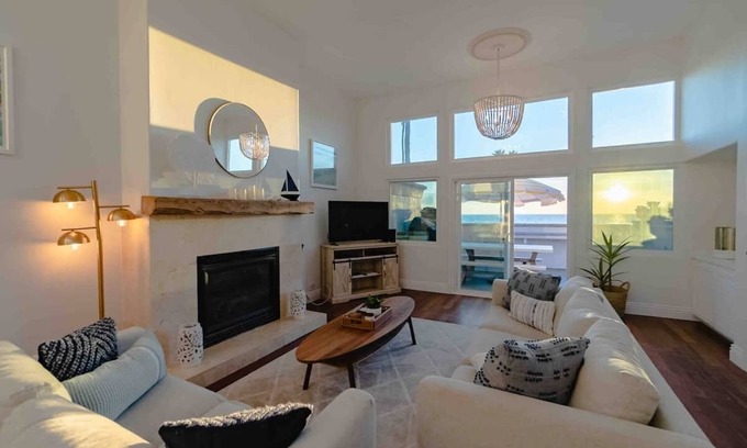 Newport Beach House | Oceanfront Pier Upper Beach House