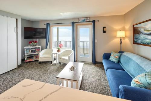Lincoln City House | Oceanfront Suite - Sleeps Six - Pool & Hot Tub