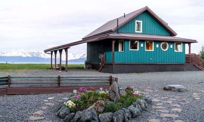 Homer House | Oceanfront Timber Home on the Bluffs of Kachemak Bay with Hot Tub ♨️✨🌊🦅🌲🫎⛴️