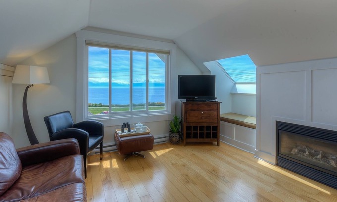 Fairfield House | Oceanfront Townhouse - close to downtown ***PET FRIENDLY***