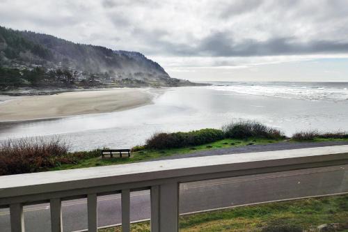 Yachats House | Oceanfront Views! Hot Tub! Starlit Shores