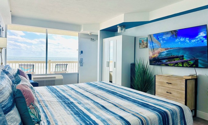 Ortona Park Resort | OceanFrontStudio: balcony kitchen beachWiFi