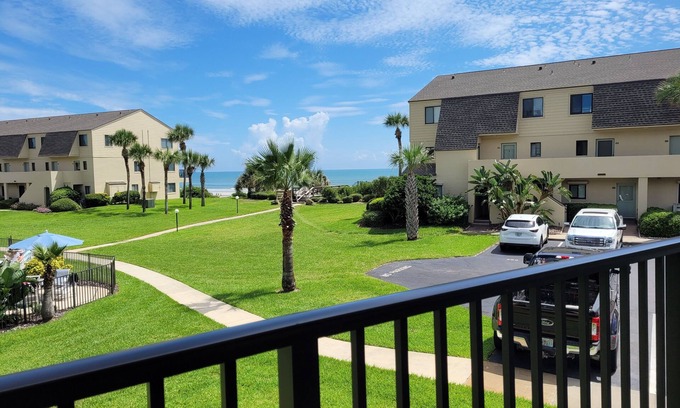 Crescent Beach Condo | Oceanview 2 Bedroom Townhouse Summerhouse 250