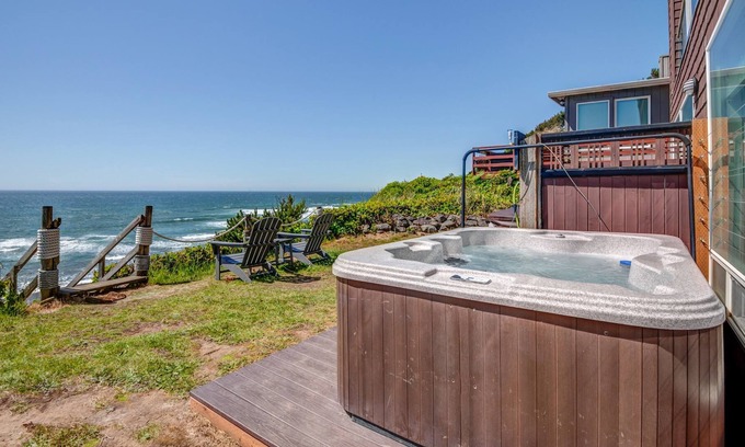 Logsden Apartment | Oceanview 2Bed with Jacuzzi & Dog-Friendly