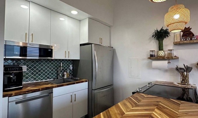 Makaha Apartment | Oceanview Apartment in Paradise. Car rent available