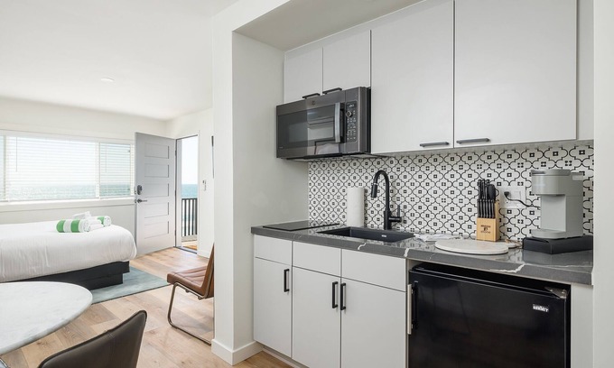 Oceanside Condo | Oceanview King Studio (207)