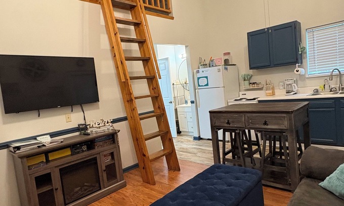 Benton Cabin | Ocoee Campin' - Loft cabin- sleeps 5