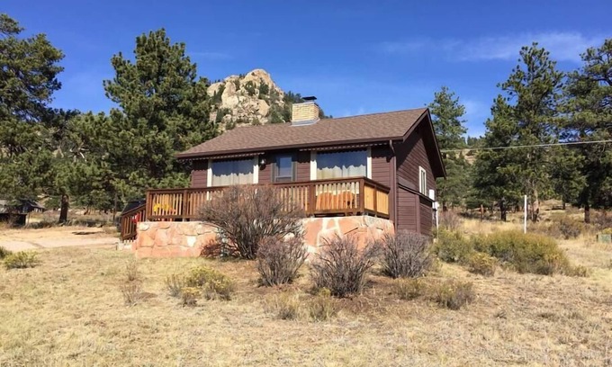 Estes Park Cabin | Odessa Gorge Cabin - 1 bedroom cabin - great views and summer pool