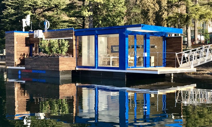 Porto Ceresio Boat Rental | Off-grid floating unit with low environmental impact.