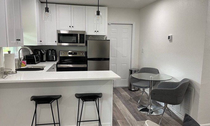 Brandon House | Off of I-75 and SR-60, newly renovated 1 bedroom unit mins to Airport/Downtown.