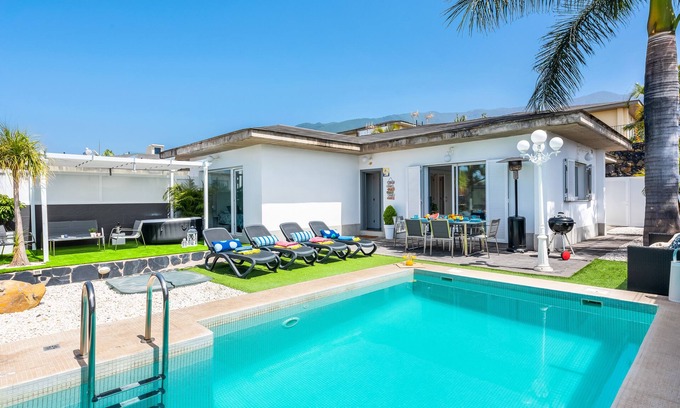 Las Arenas Villa | Offer Halloween, 26 October to 2 Nov PRIVATE SWIMMING POOL HEATED, AirCon, WIFI, BBQ,