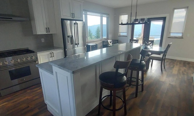 Central Okanagan House | Okanagan Acreage close 2 Predator Ridge Golf, Wine, Beach, 50th parallel, Hiking