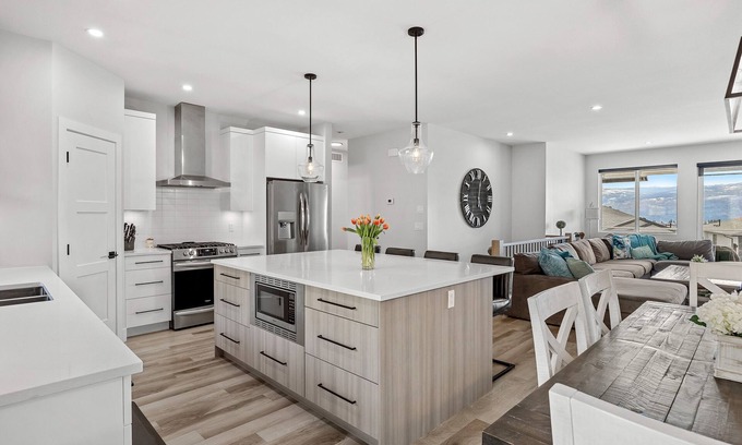 Shannon Lake House | Okanagan Getaway with Salt Water Hot Tub!