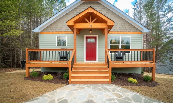 Helen House | Oktoberfest Specials happening now on 3 night stays! Walk to Downtown Helen