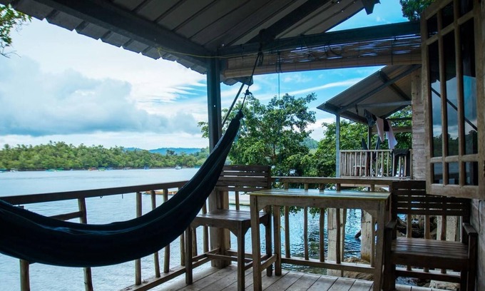 Sabang House | Olala Café & Bungalows has a great location, right on the sea.