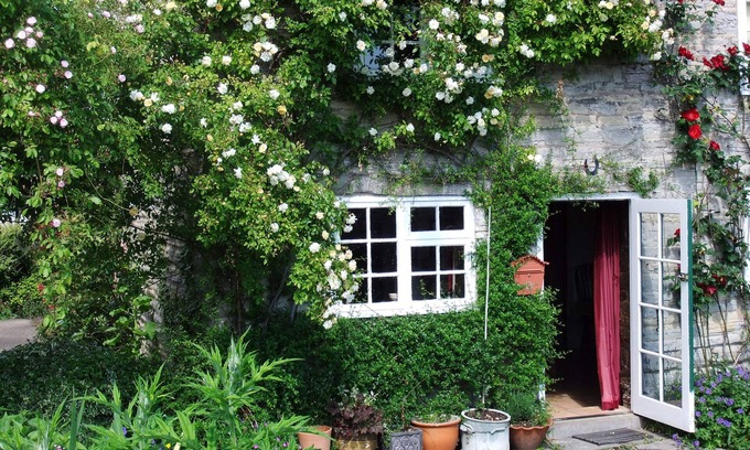 Ardens Grafton Cottage | Old detached stone cottage in Shakespeare country