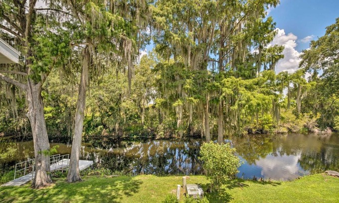 Inverness House | Old Florida Setting with Kayaks and Fishing Poles