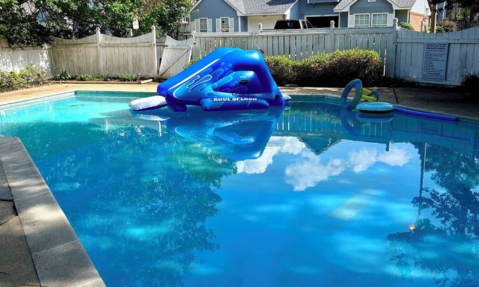 Flowood House | Old Hollywood Near Water Sleeps 6 with pool access!