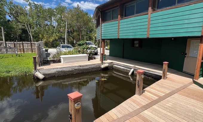 Homosassa House | Old Homossasa charm with Pool & boat dock w/gulf access & game room