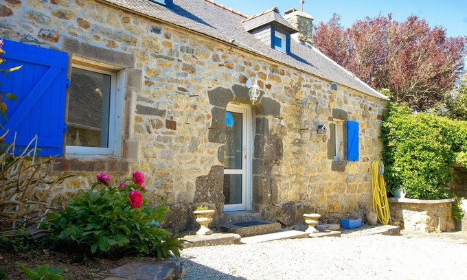 Crozon House | Old house near beach between Crozon Camaret Wifi calm bright garden