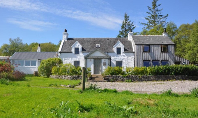 Kyleakin House | Old Kyle Farm - Stunning Views - 2 mins from Skye Bridge