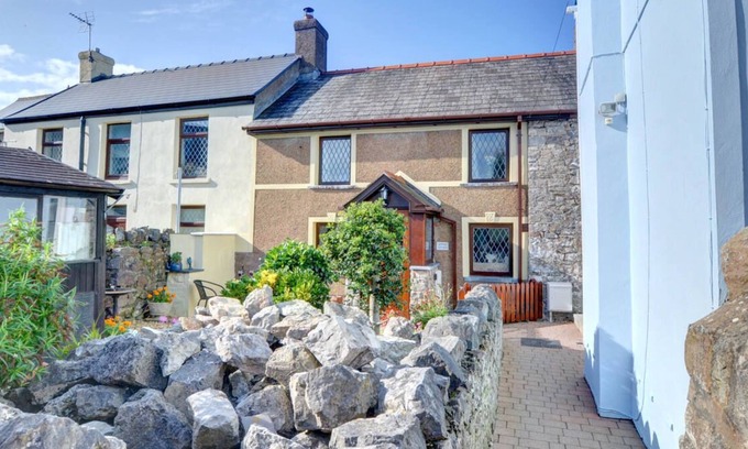 Newton House | Old Newton Cottage in the beautiful Porthcawl