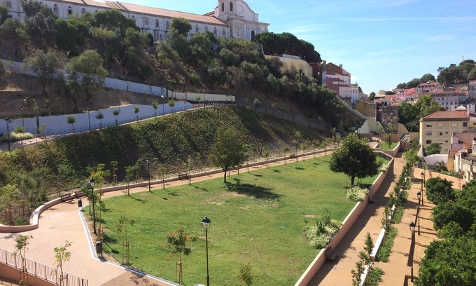 Alfama Apartment | Old Town of Lisbon, stunning 180º view of Castelo, 3-room apartment with terrace