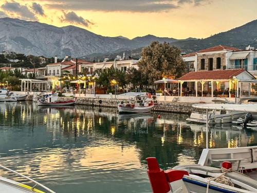 Marathokampos Villa | Old Villa Ormos