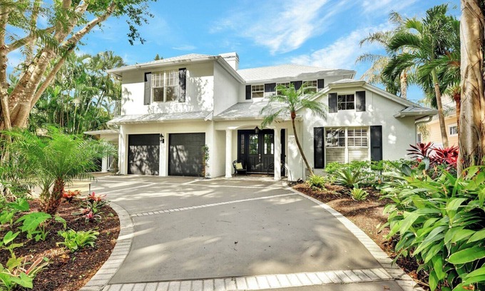 Old Naples House | Olde Naples - Walk to the Beach