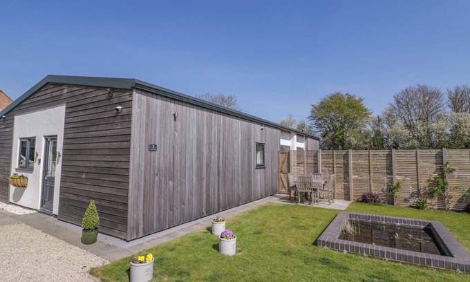 Kineton Cottage | OLDWYCHE BARNS, pet friendly, with a garden in Kineton