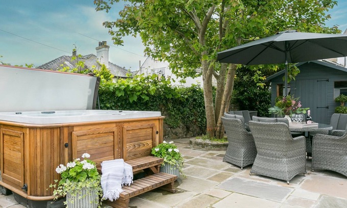 Beaumaris Cottage | Olinda Cottage - a ground floor bedroom that sleeps 6 guests in 3 bedrooms