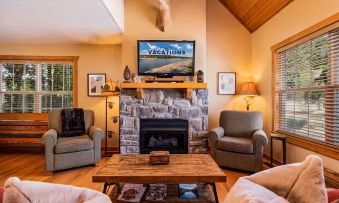 Reeds Spring Cabin | Olivia Court 10 min from silver dollar city